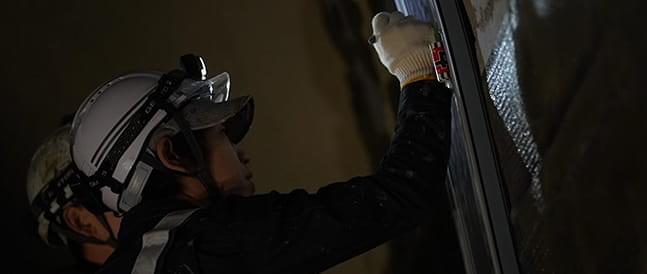 ヘルメットを被り、作業をする松竹工業の職人たち